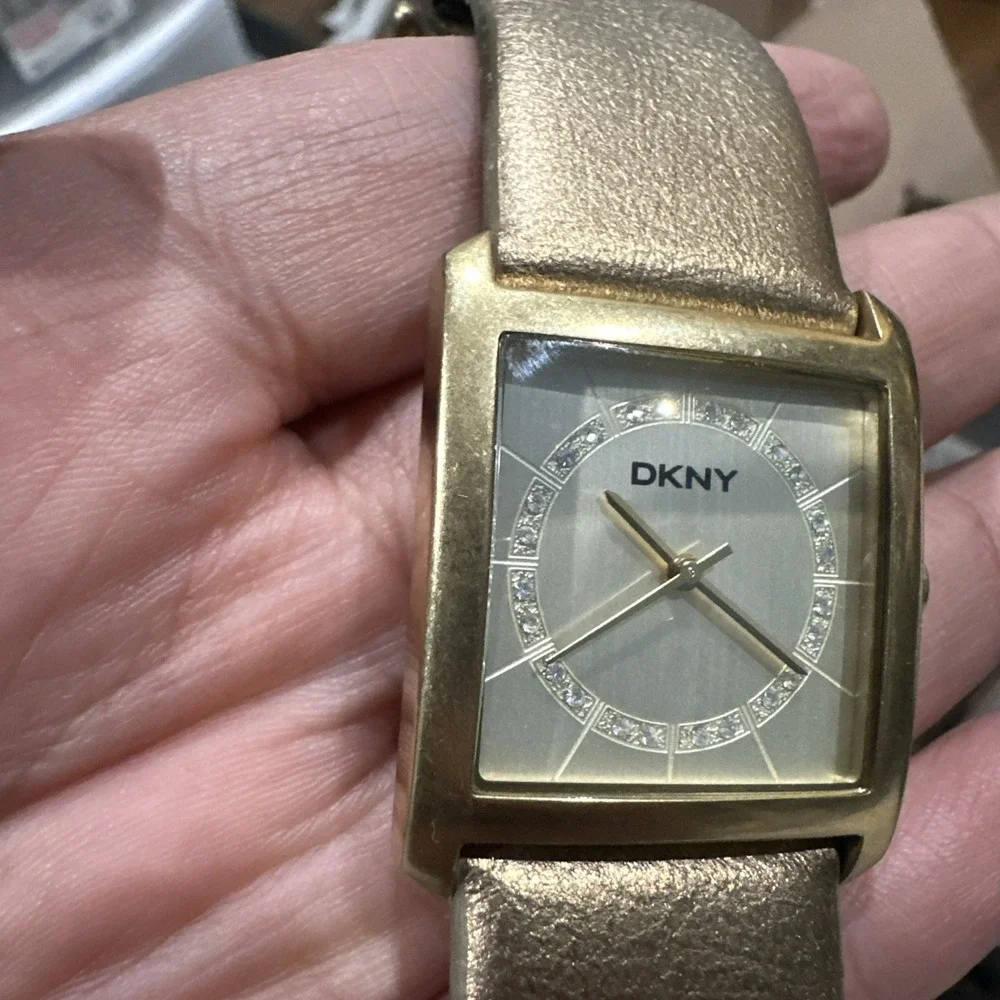 Working DKNY Square Crystal Ladies Watch  30mm Gold Strap New Battery Fit 7.5‎
